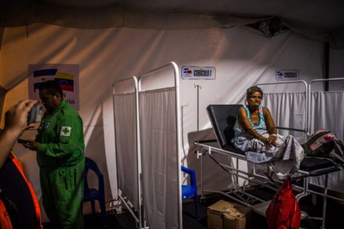 Médicos de El Salvador preocupados que rescatados de La Guaira no recibían atención en el momento Médicos de El Salvador preocupados que rescatados de La Guaira no recibían atención en el momento
