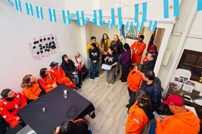 Venezolanos en Buenos Aires rindieron homenaje a rescatistas argentinos tras culminar su misión en La Guaira Venezolanos en Buenos Aires rindieron homenaje a rescatistas argentinos tras culminar su misión en La Guaira