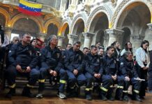Venezolanos en Chile ovacionaron a bomberos chilenos al regresar de la misión de rescate en La Guaira Venezolanos en Chile ovacionaron a bomberos chilenos al regresar de la misión de rescate en La Guaira