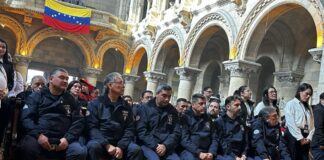 Venezolanos en Chile ovacionaron a bomberos chilenos al regresar de la misión de rescate en La Guaira Venezolanos en Chile ovacionaron a bomberos chilenos al regresar de la misión de rescate en La Guaira