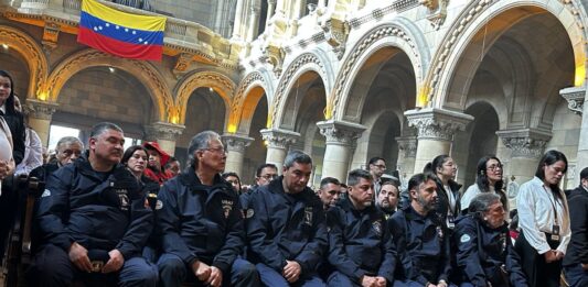 Venezolanos en Chile ovacionaron a bomberos chilenos al regresar de la misión de rescate en La Guaira