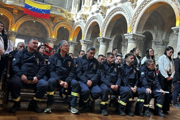 Venezolanos en Chile ovacionaron a bomberos chilenos al regresar de la misión de rescate en La Guaira Venezolanos en Chile ovacionaron a bomberos chilenos al regresar de la misión de rescate en La Guaira