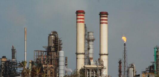 Pdvsa planifica la paralización temporal de la refinería El Palito
