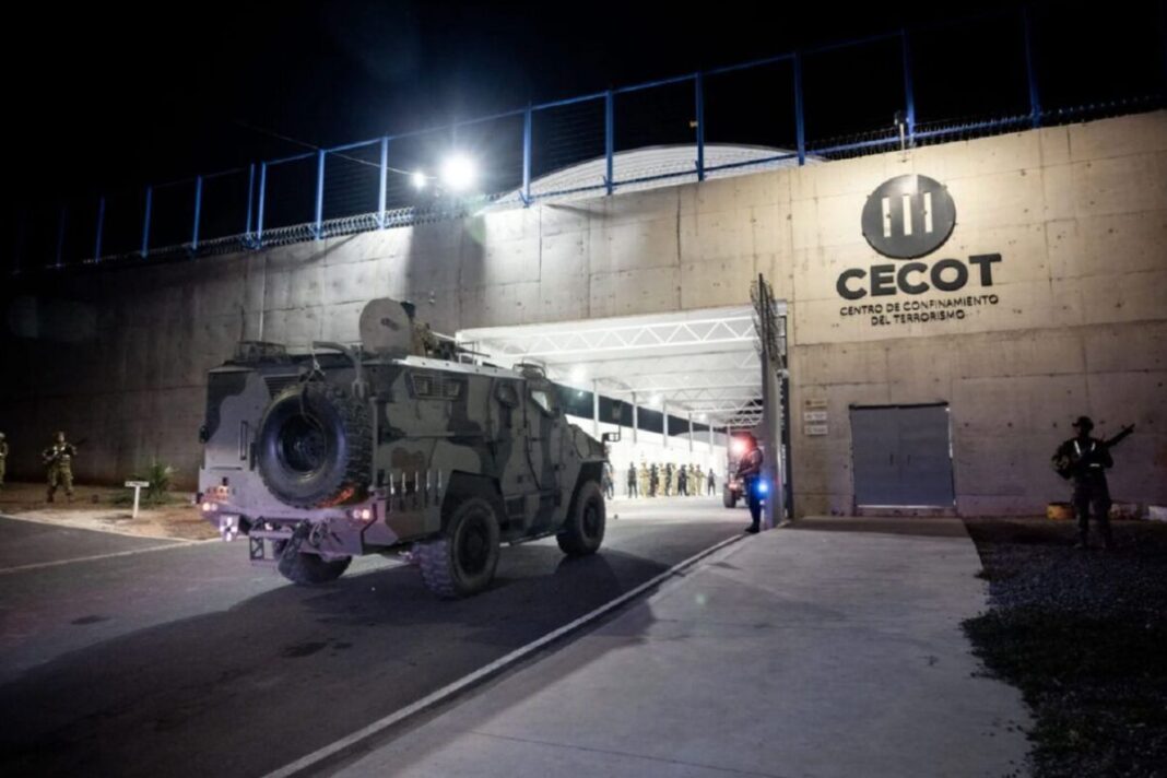 Venezolanos demandan a dos empresas de aviación estadounidenses por transportarlos al Cecot