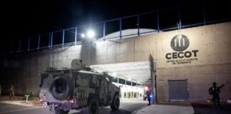Venezolanos demandan a dos empresas de aviación estadounidenses por transportarlos al Cecot Venezolanos demandan a dos empresas de aviación estadounidenses por transportarlos al Cecot