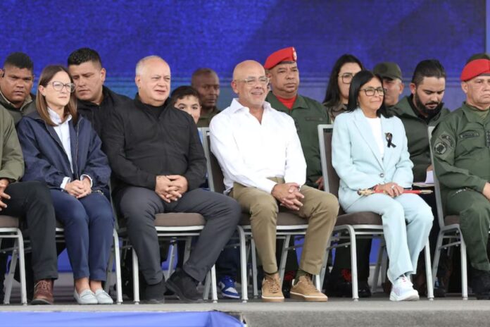 Coronel retirado calificó de degradación militar que funcionarios civiles ajenos a la Fuerza Armada entreguen sables a nuevos oficiales Coronel retirado calificó de degradación militar que funcionarios civiles ajenos a la Fuerza Armada entreguen sables a nuevos oficiales