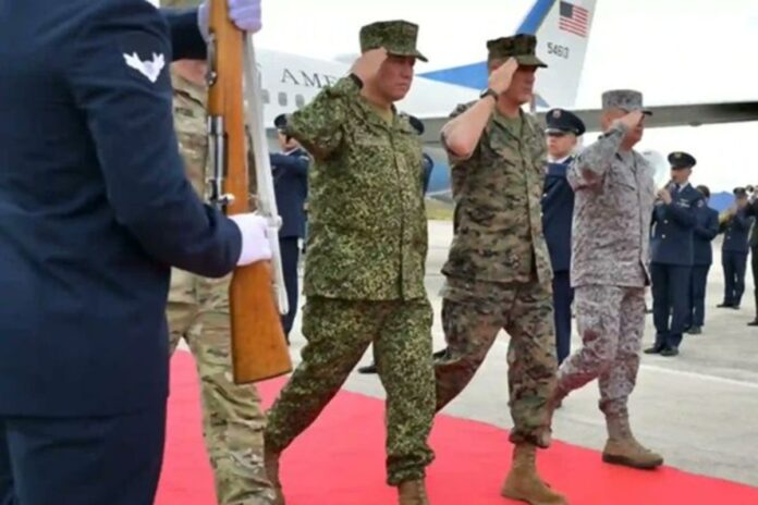 Jefe de Comando Sur de EE. UU. llega a Bogotá para hablar con nueva cúpula militar colombiana Jefe de Comando Sur de EE. UU. llega a Bogotá para hablar con nueva cúpula militar colombiana