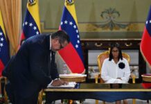 Exportaciones petroleras de Venezuela caen 25% en julio tras reducción a la mitad de los envíos a India Exportaciones petroleras de Venezuela caen 25% en julio tras reducción a la mitad de los envíos a India