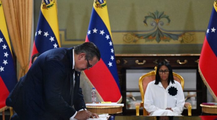 Exportaciones petroleras de Venezuela caen 25% en julio tras reducción a la mitad de los envíos a India Exportaciones petroleras de Venezuela caen 25% en julio tras reducción a la mitad de los envíos a India