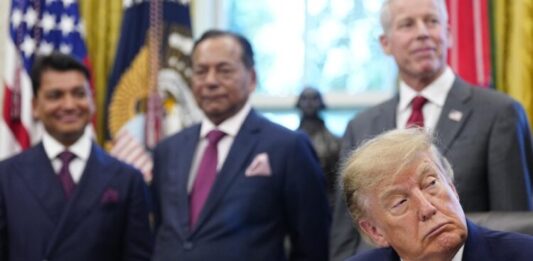 Trump reitera que "Es algo tremendo lo que está sucediendo" en Venezuela tras conversar con Wright