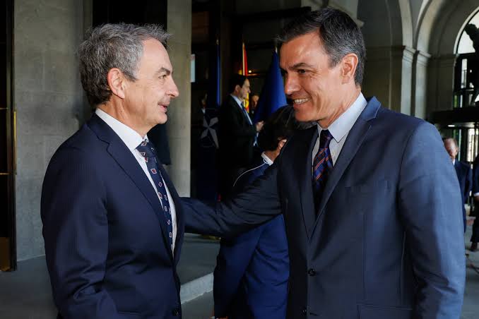 Sánchez vuelve a respaldar a Zapatero mientras se estrecha el cerco judicial por el ‘caso Plus Ultra’ Sánchez vuelve a respaldar a Zapatero mientras se estrecha el cerco judicial por el ‘caso Plus Ultra’
